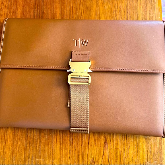 Thomas & Wynter Ginger Brown Vegan Leather Laptop Portfolio Bag - Picture 3 of 11